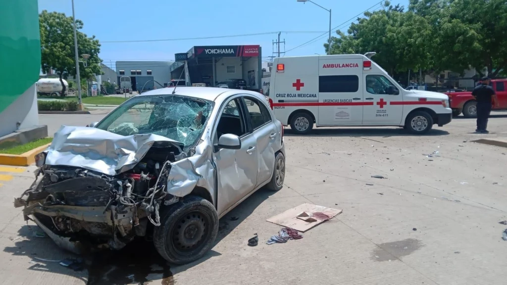 Seis personas resultan lesionadas tras choque entre camioneta y automóvil