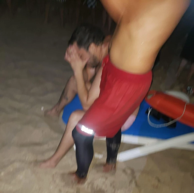 Turista ingresa alcoholizado al mar y es rescatado por salvavidas de morir ahogado