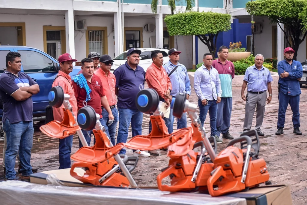 Ayuntamiento de Mazatlán entrega equipo a Parques y Jardines