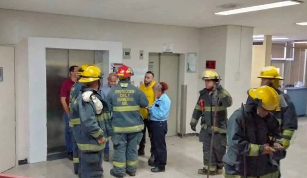 ¡Otro elevador más con fallas! Tres personas se quedaron atrapadas
