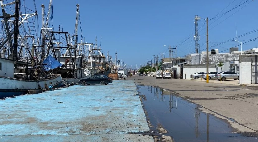 Muelle de Mazatlán en completa tristeza; pescadores no saben si trabajarán este año