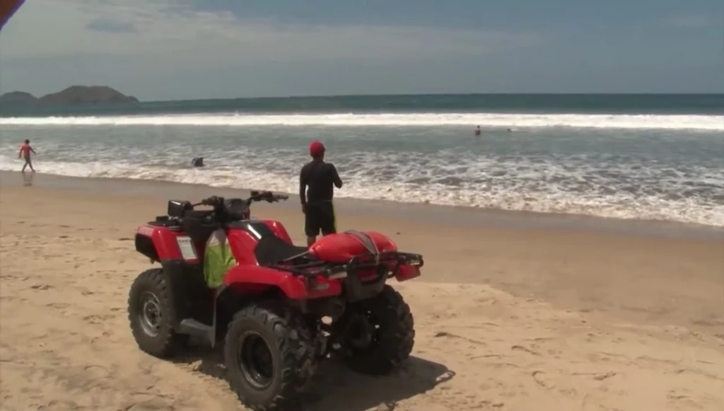 Escuadrón Acuático pide apoyo a hoteles para evitar que turistas ingresen a la playa por la noche