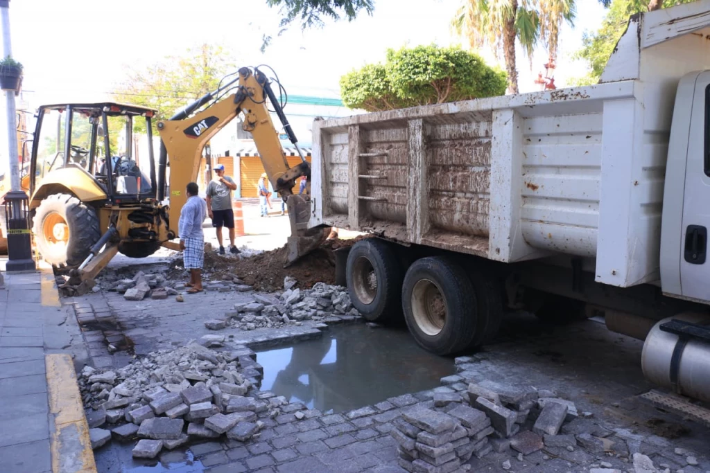 Obras públicas realiza labores de mejoras en la calle Benito Juárez del centro de la ciudad