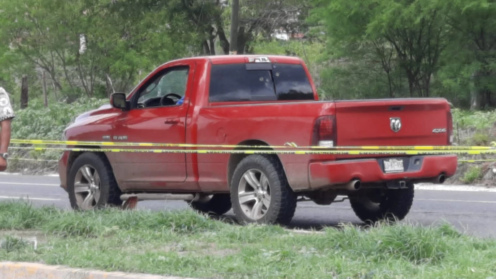 Asesinan a balazos a hombre cuando iba a bordo de su camioneta
