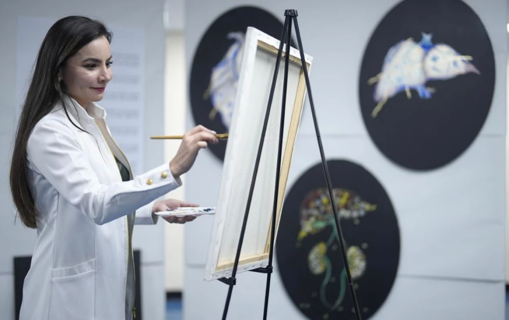 Mediante pinturas de órganos cirujana promueve cultura de donación