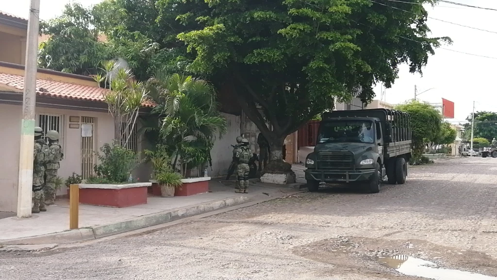¡Otro operativo más! Ejército Mexicano resguarda inmueble en la colonia Sinaloa