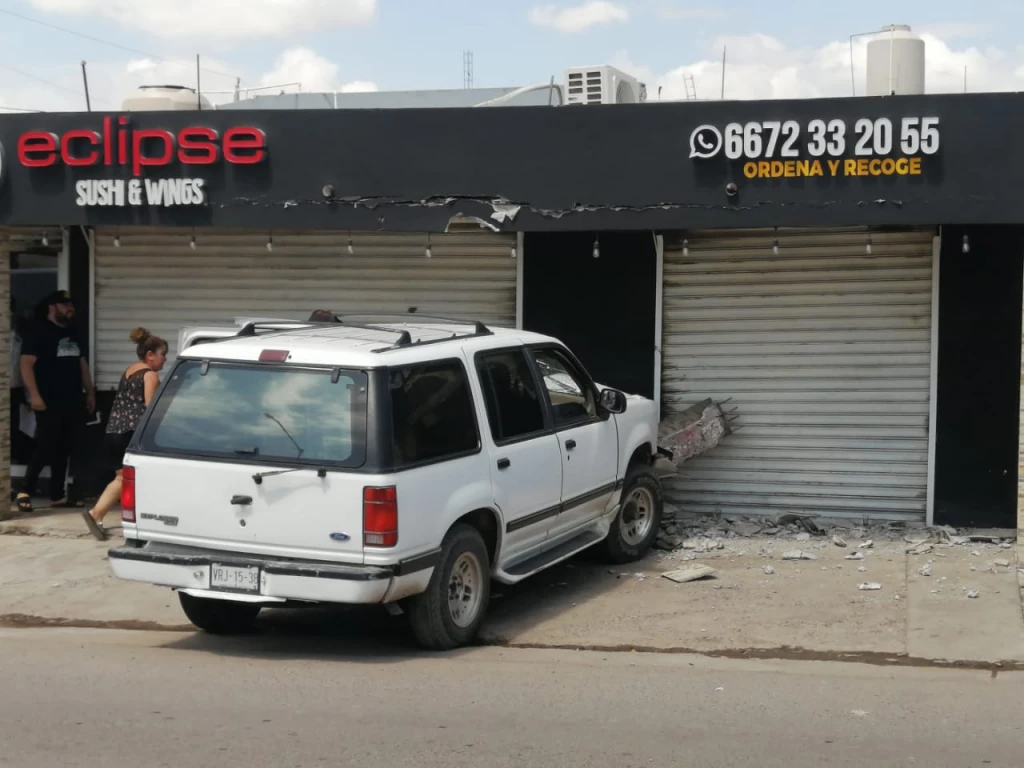 Mujer pierde el control del volante y choca contra local comercial en la colonia Lázaro Cárdenas