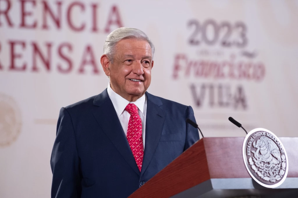 Destaca AMLO apoyo del SNTE
