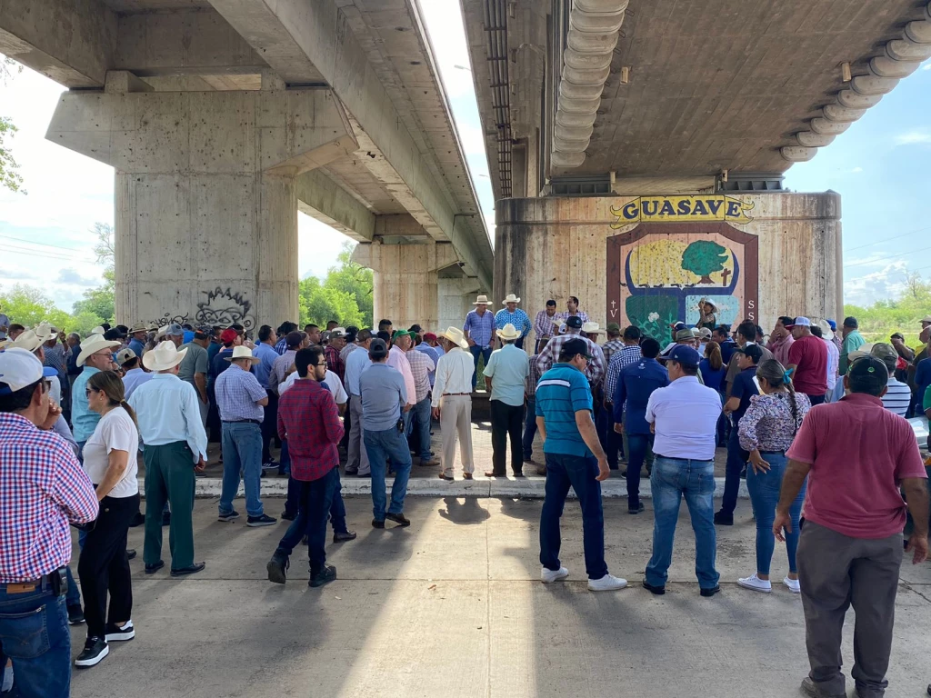 Productores agrícolas del municipio de Guasave se manifiestan en exigencia por el pago prometido por sus cosechas por el gobierno del estado de Sinaloa 