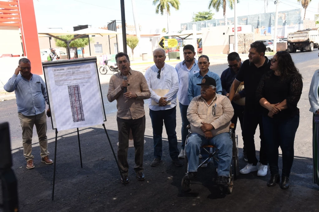 Arranca alcalde obra de pavimentación en la calle Sinaloa