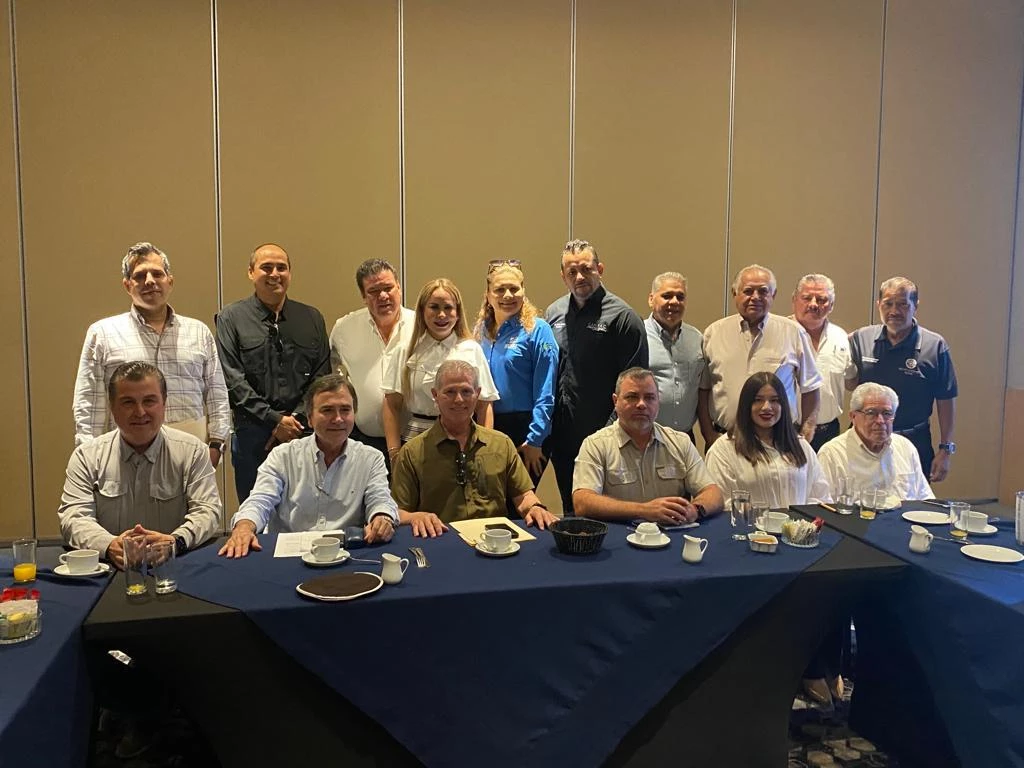 El secretario del Ayuntamiento de Ahome, Genaro García se reunió con integrantes de la Intercamaral Los Mochis