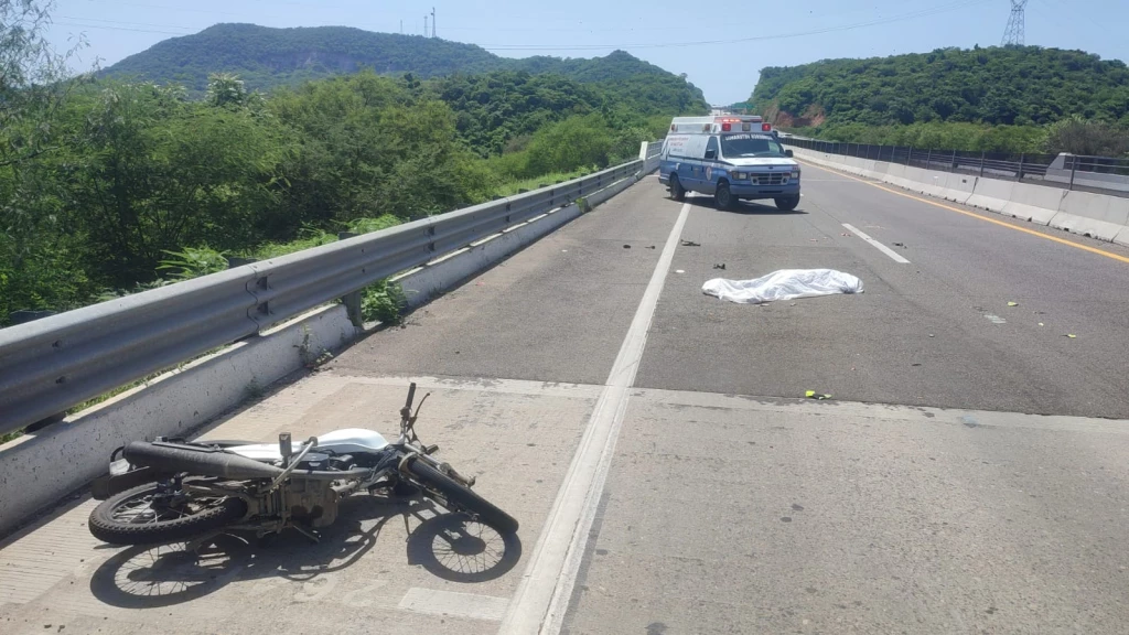 Muere mujer motociclista tras ser embestida por un vehículo que se dio a la fuga