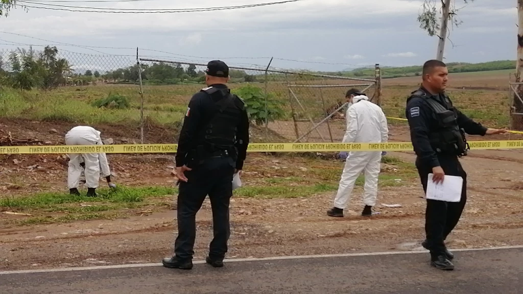 Encuentran a mujer asesinada a balazos y con golpes sobre la México 15