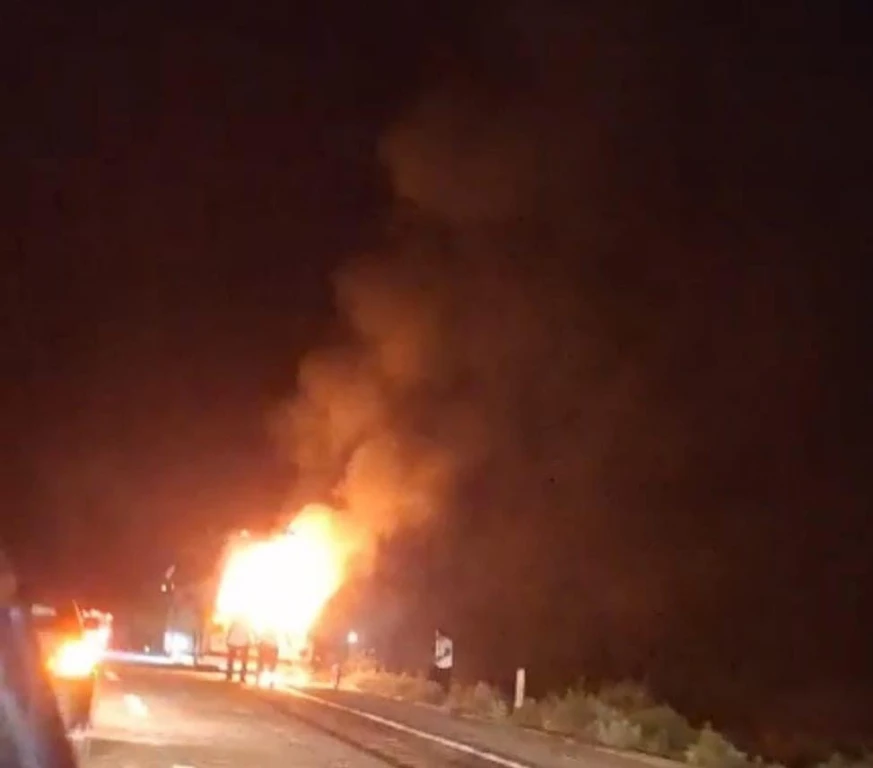 Se incendia autobús turístico sobre la Mazatlán - Culiacán