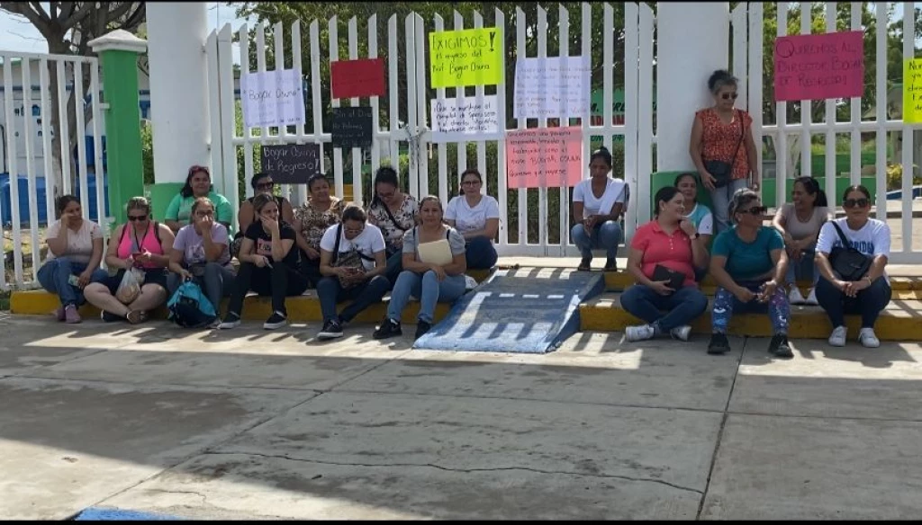 Padres y maestros exigen regreso de director en plantel de la colonia Alarcon