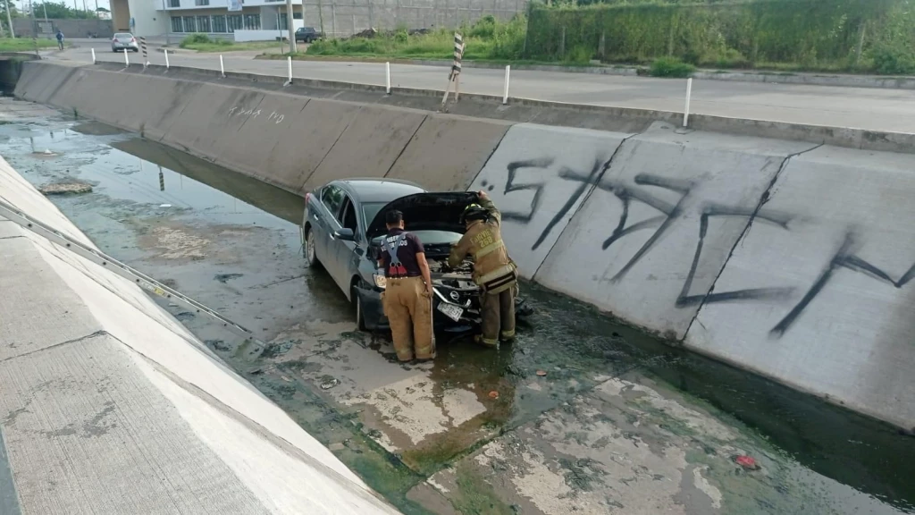 Automóvil cae a canal pluvial sobre avenida Santa Rosa