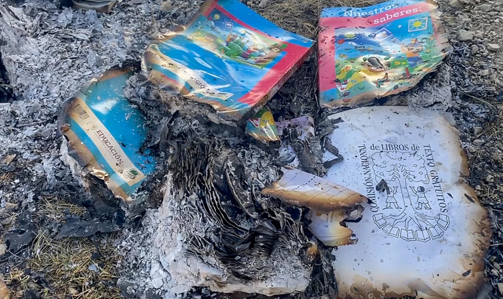 Indígenas queman más de 100 libros de texto por considerar sus contenidos "no aptos"