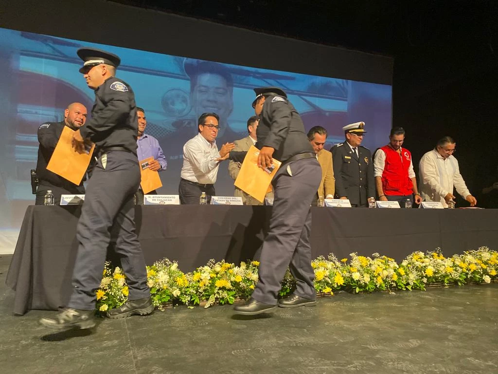Con reconocimientos y ascensos celebran a los bomberos en Culiacán 