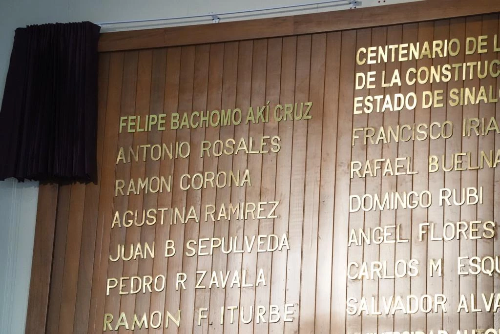 En el Mural de Honor con letras doradas el nombre Felipe Bachomo