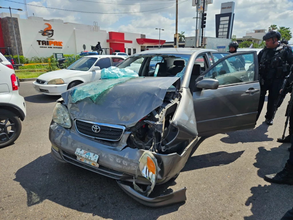Presuntos sujetos armados provocan caos vial sobre el boulevard Lola Beltrán