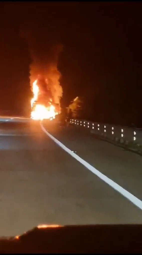 Se incendia remolque sobre libramiento Mazatlán – Villa Unión