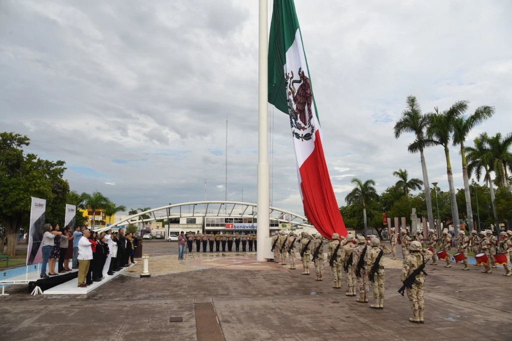 Con izamiento de bandera dan inicio al mes de la patria