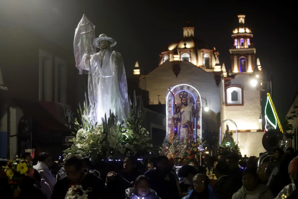 Una procesión de miles de faroles ilumina la Pirámide de Cholula