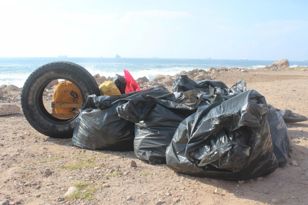 Operadora de playa retira más de 80 kilos de basura de la escollera de Mazatlán.