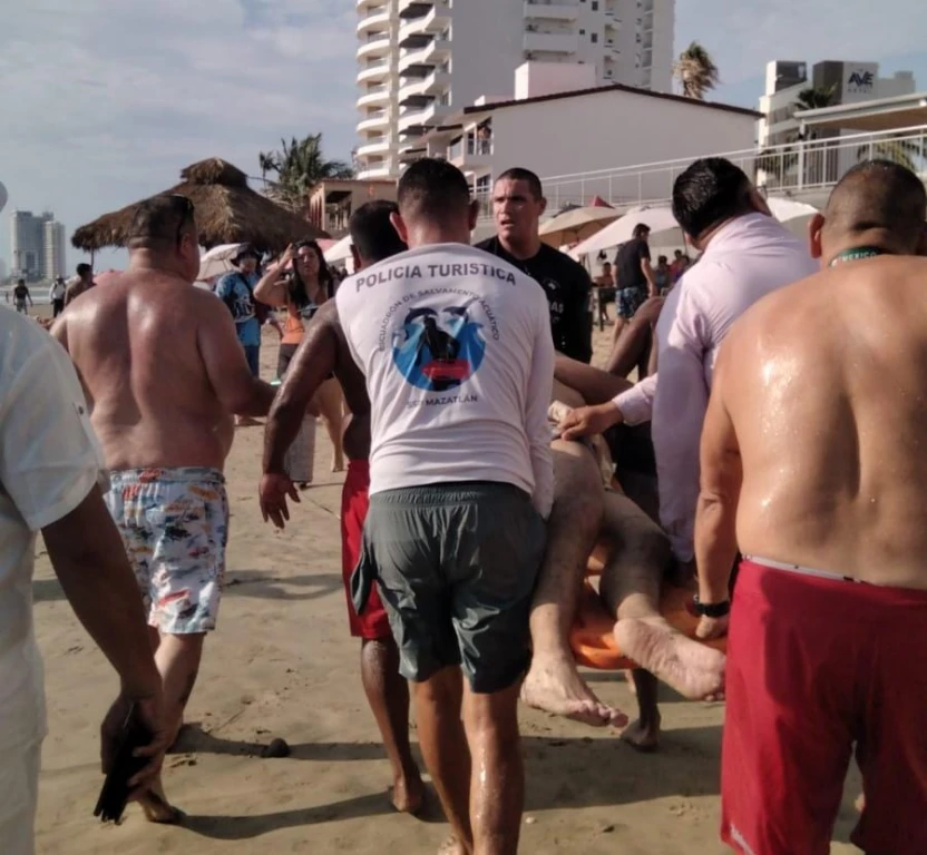 Turista de Aguascalientes es salvado de morir en el mar tras ser jalado por corriente marina