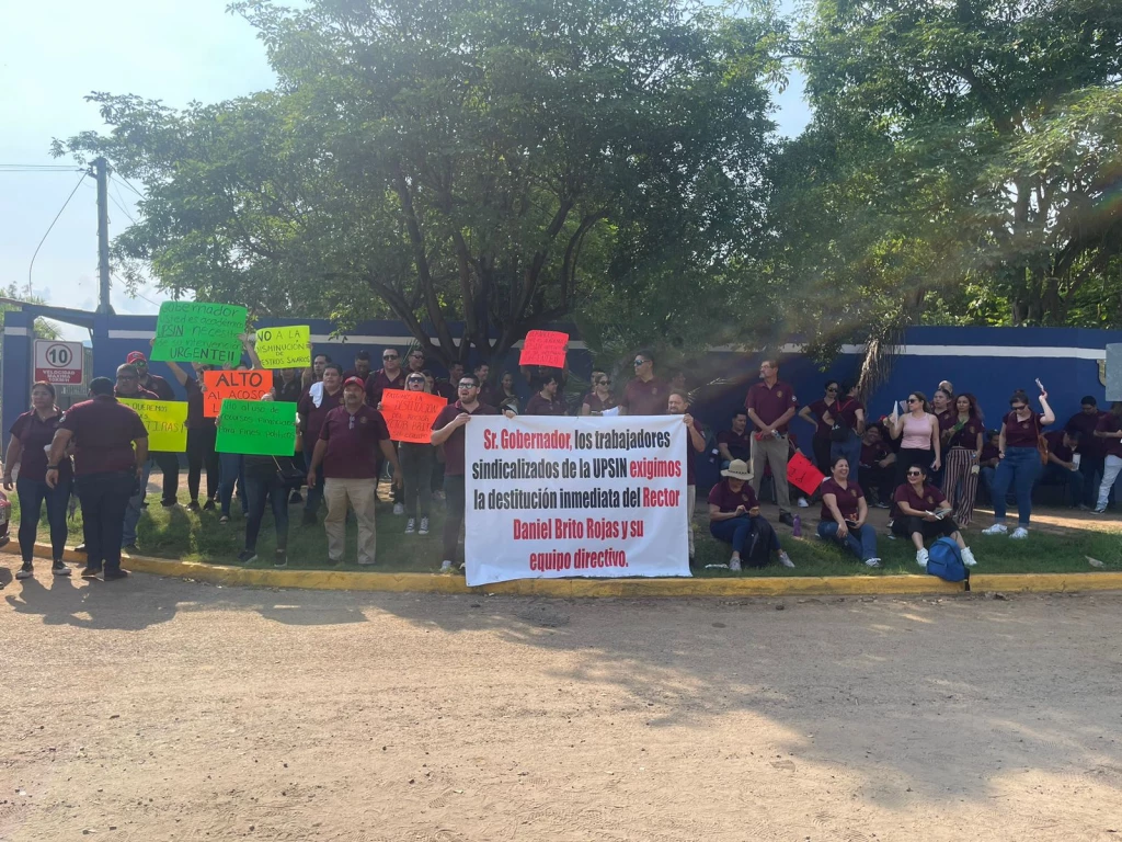 Se manifiestan docentes y administrativos del STASE para exigir la destitución de el Rector de la UPSIN en Mazatlán
