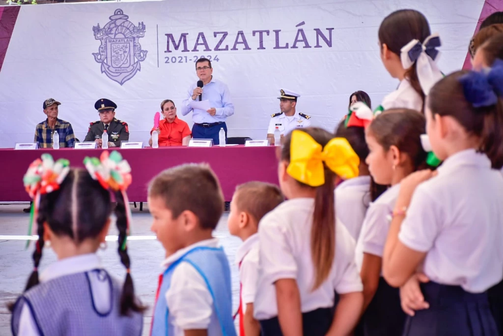 Estudiantes de la Puerta de Canoas, se benefician con programas del Gobierno de Municipal de Mazatlán