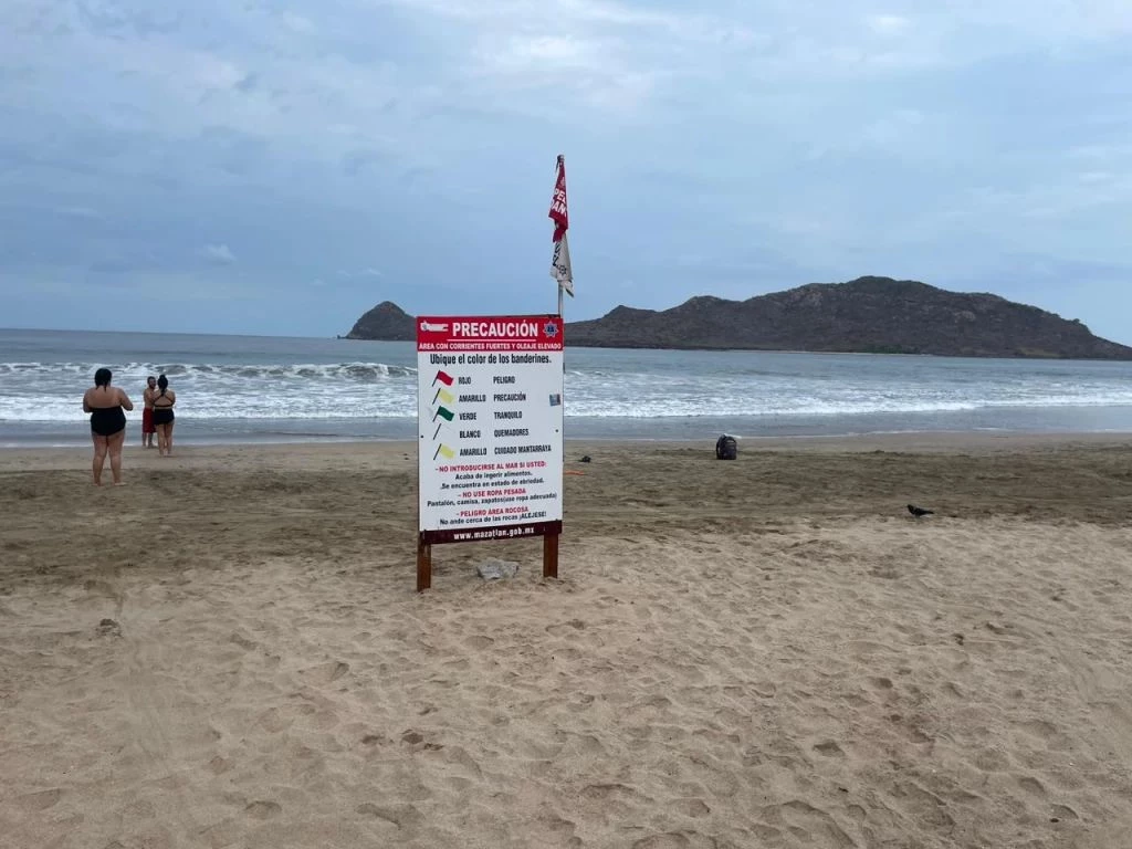 Advierten de oleaje elevado en Mazatlán