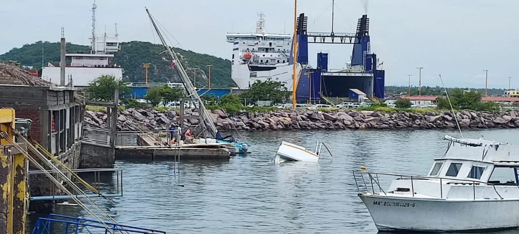 Se hunden dos embarcaciones en Mazatlán por fuertes vientos y oleaje
