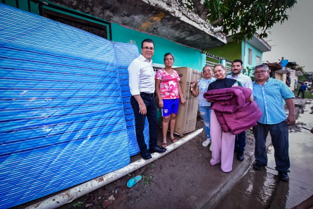 Alcalde de Mazatlán entrega apoyos a afectados por las lluvias en Tercera Ampliación de Urías