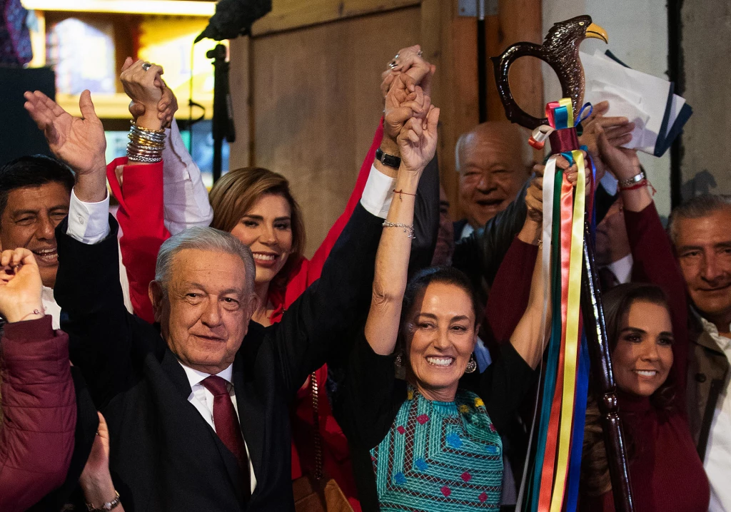 López Obrador transfiere "bastón de mando" de su movimiento político a Claudia Sheinbaum