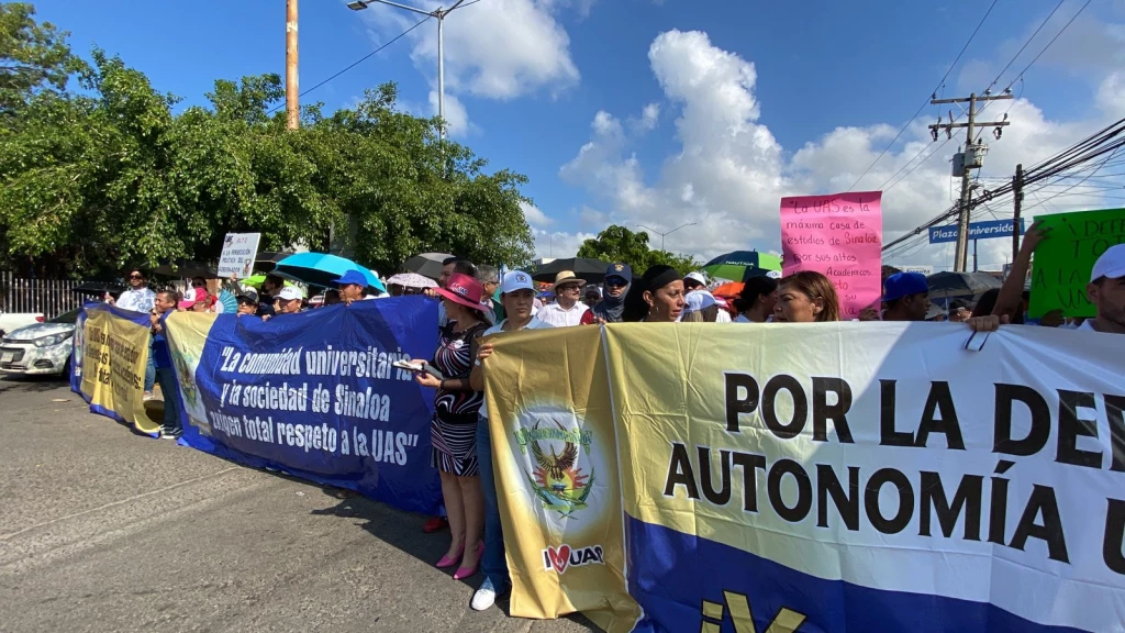 ¡Ni el calor los detiene! Alumnos y maestros de la UAS Mazatlán toman avenida Ejército Mexicano