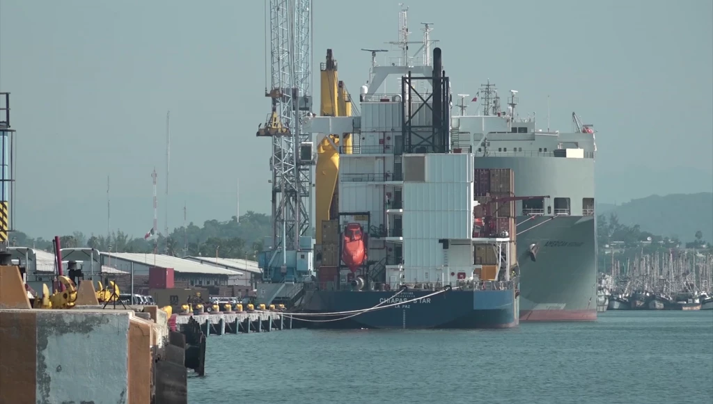 Barco de carga en Mazatlán ya fue adrizado o nivelado: ASIPONA