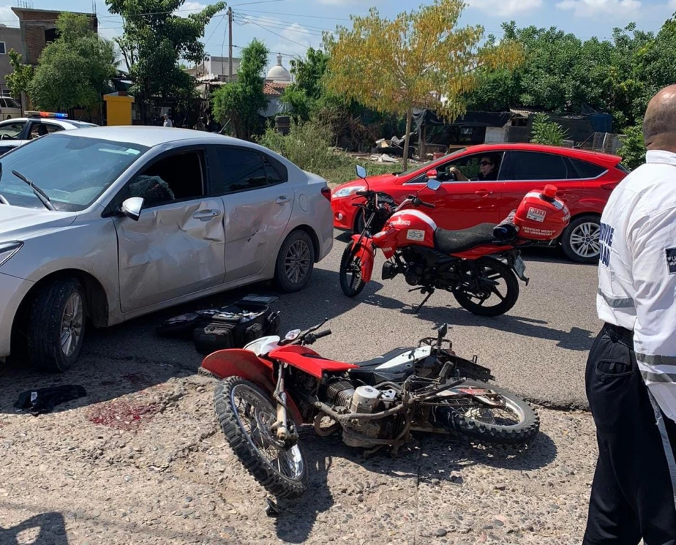 Motociclista es embestido por automóvil en el fraccionamiento Villas del Real