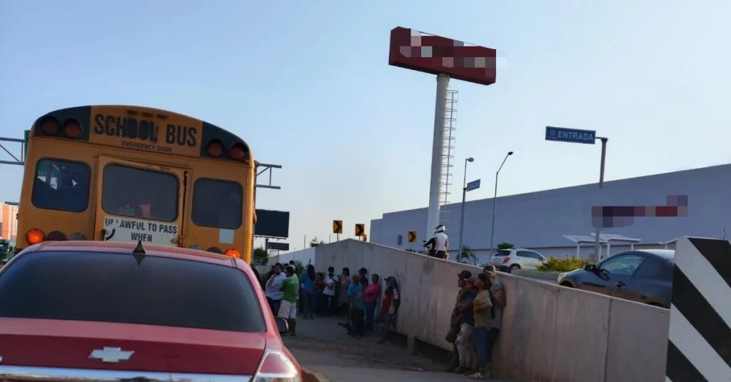 Asaltan a camión de jornaleros sobre la maxipista Mazatlán - Culiacán