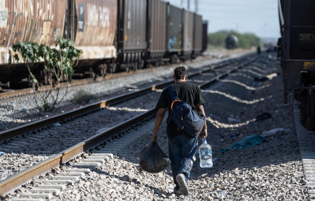 Paro de trenes deja a cientos de migrantes varados en Monterrey
