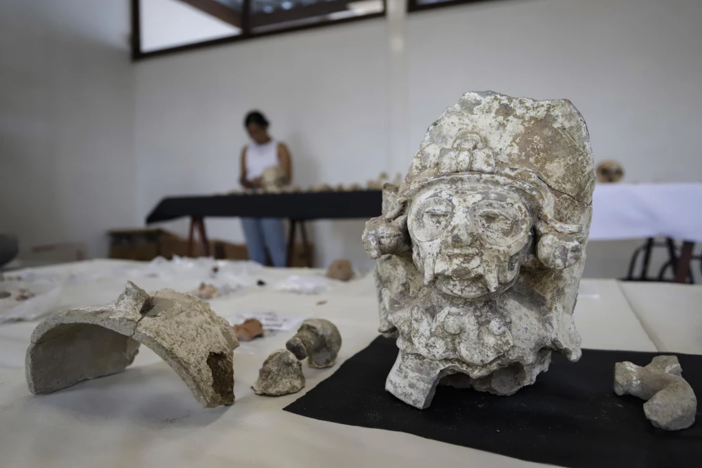 Descubren 11 entierros humanos, mil piezas y un petrograbado en el centro de México