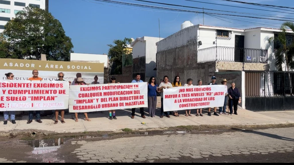 Se manifiestan vecinos del fraccionamiento Lomas de Mazatlán por presuntas irregularidades en construcción de torre