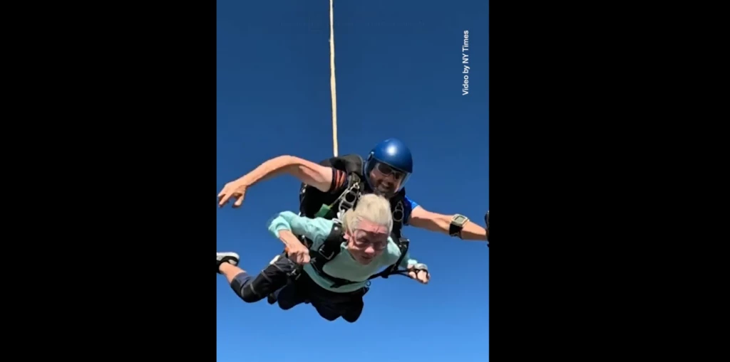 Mujer de 104 años de edad se lanza en paracaídas