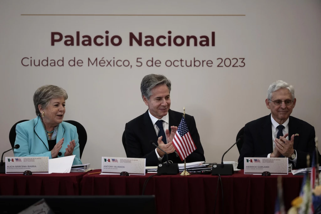 México promete a EU combatir el fentanilo y le pide frenar el tráfico de armas