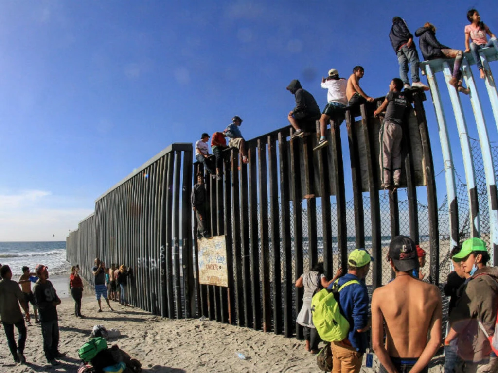 Biden cree que el muro con México no es efectivo y afirma que no puede evitar reforzarlo