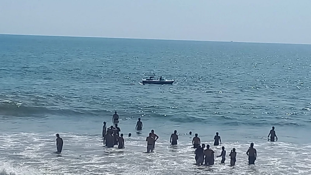 Once personas son rescatadas de morir ahogadas en el mar de Mazatlán
