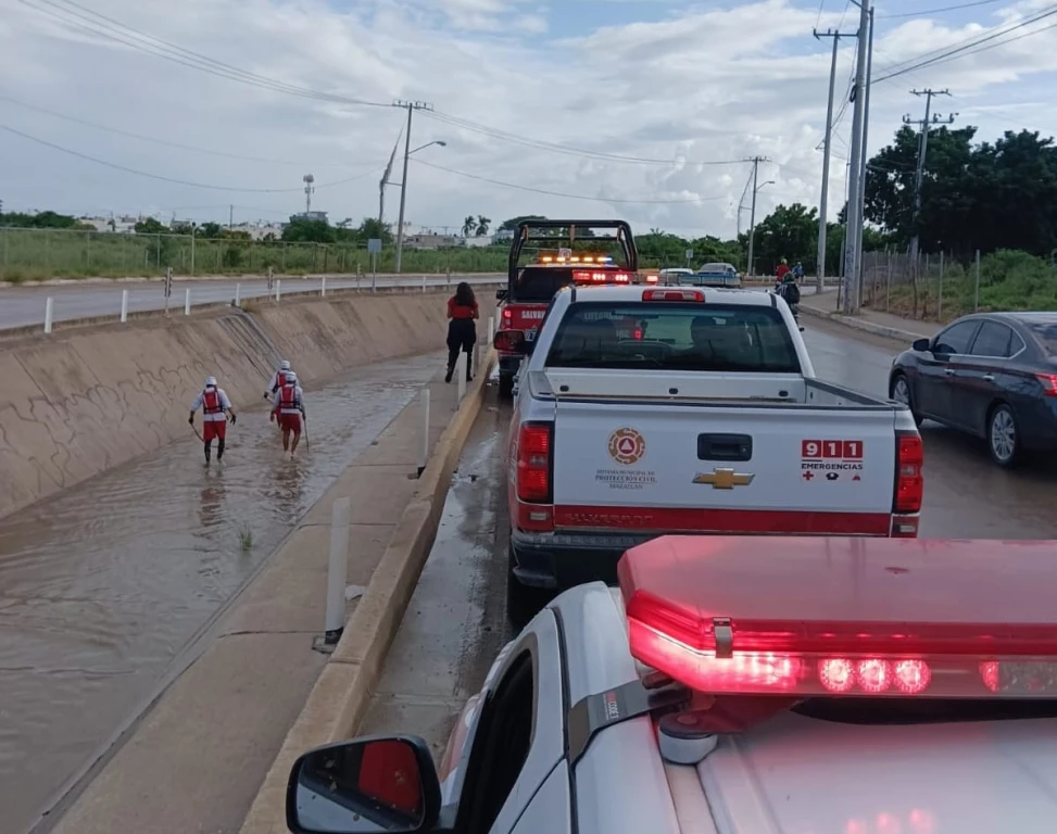 Continúa la búsqueda de motociclista que cayó a canal pluvial en Mazatlán