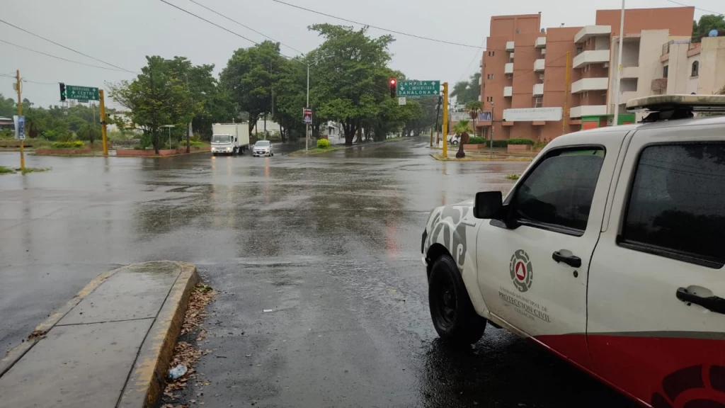 Carros varados e inundaciones dejan lluvias este domingo en Culiacán