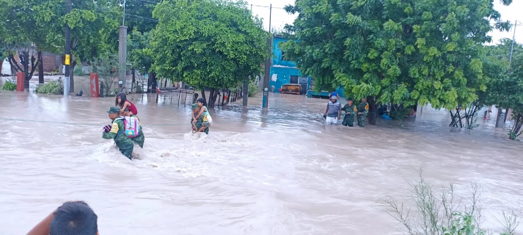 Evacuan a familias jornaleras en Navolato por creciente del canal