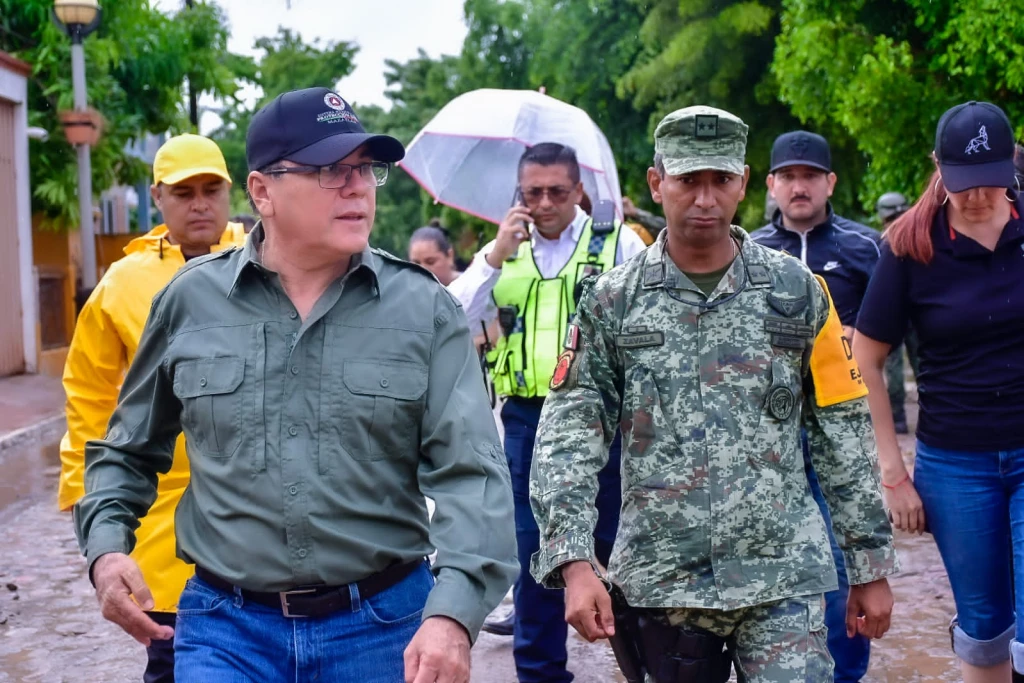 Alcalde de Mazatlán recorre comunidades y zona afectadas por inundaciones causadas por “Norma”